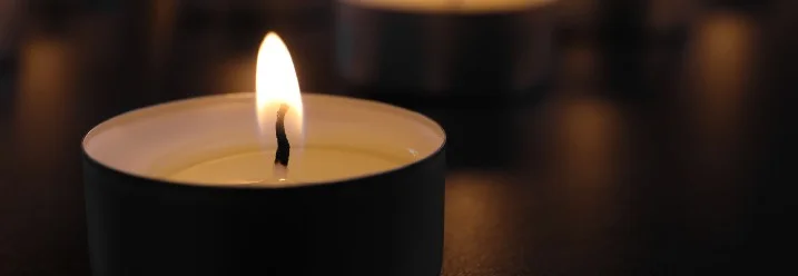 Viele brennende Teelichter